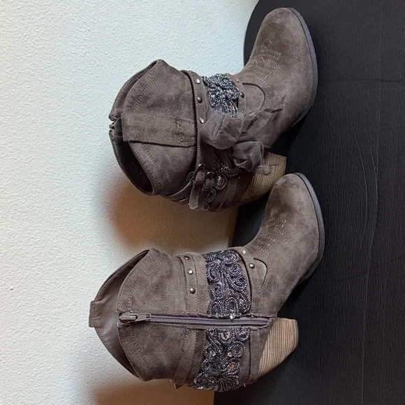 Not Rated Sz 8.5 Embellished Taupe Ankle Boots - Picture 3 of 9